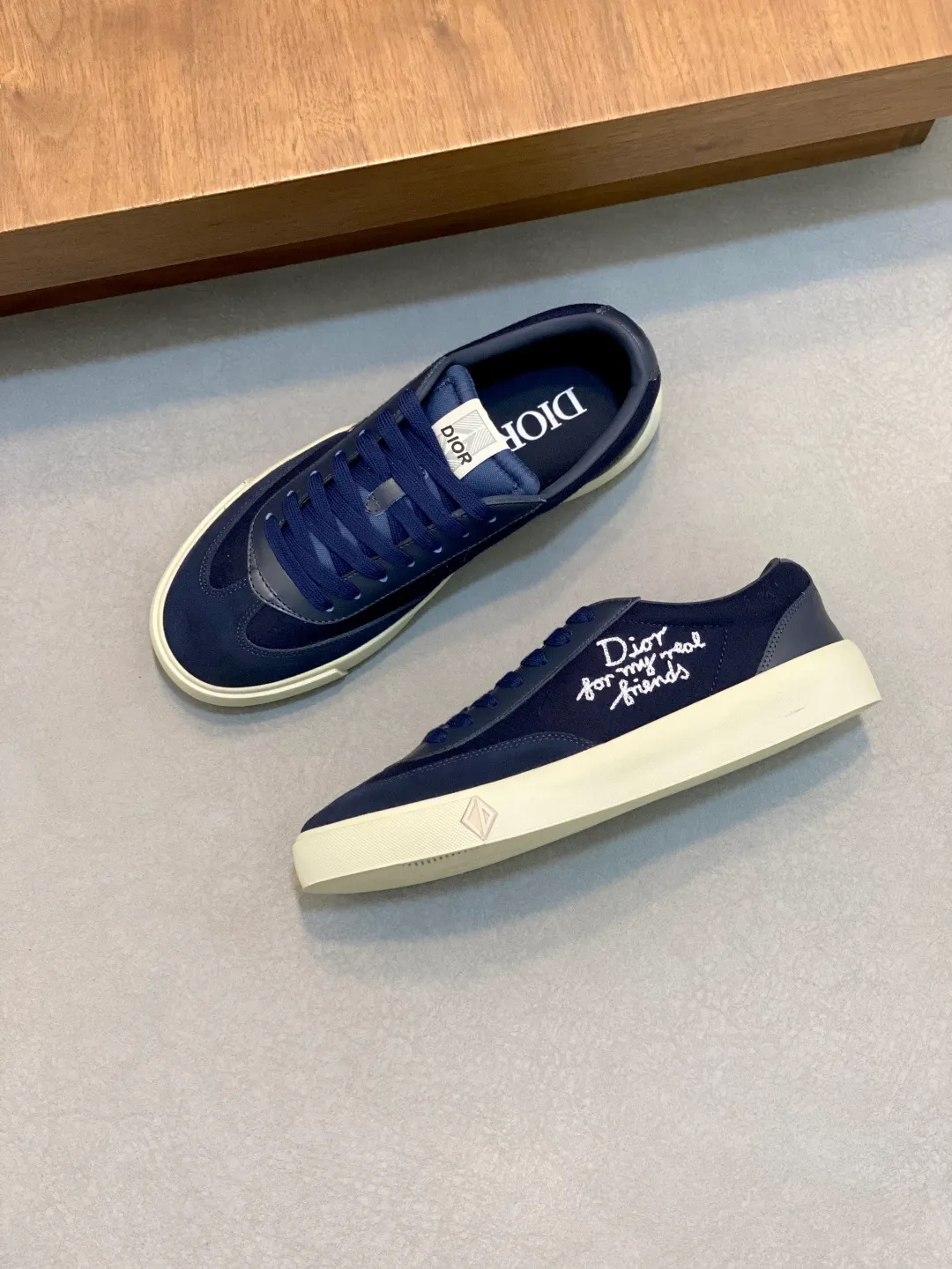 💰400 Dior Crafted from navy and white jacquard with Oblique print and suede panels, it features a distinctive padded tongue embossed with the Dior signature, wide navy mohair laces and brass eyelets with a matte tonal finish. White rubber sole with Dior Oblique pattern, enhanced by a contrasting Dior 30 Avenue Montaigne signature on the rear. It can add fashionable temperament to casual looks. Exquisite packaging at the delivery counter 🛍📦 ▪️ Fabric: Original customized Oblique presbyopia + cowhide ▪️ Lining: Original customized sheepskin + breathable mesh ▪️ Sole: Original molded anti-slip rubber material ▪️ Bottom thickness: 4CM ▪️ Size: Men's 38-45 (38, 45, 46 customized)